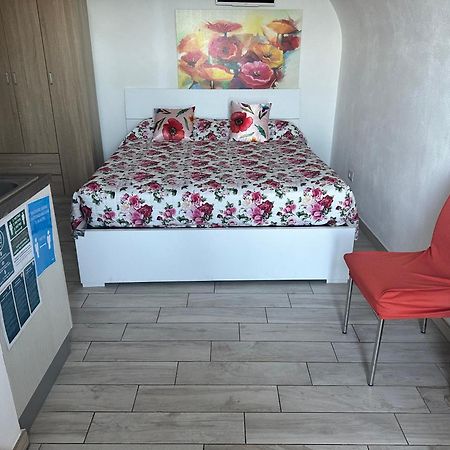 Agriturismo Un Mare Di Fiori เวนติมิญา ภายนอก รูปภาพ